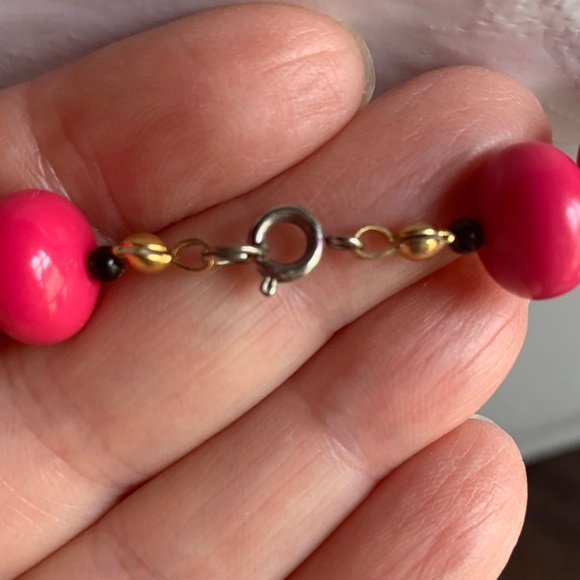 💕 70's Pink Bead Necklace, Pink Square Post & Pink Triangle Clip On Earrings💕 - Picture 5 of 10